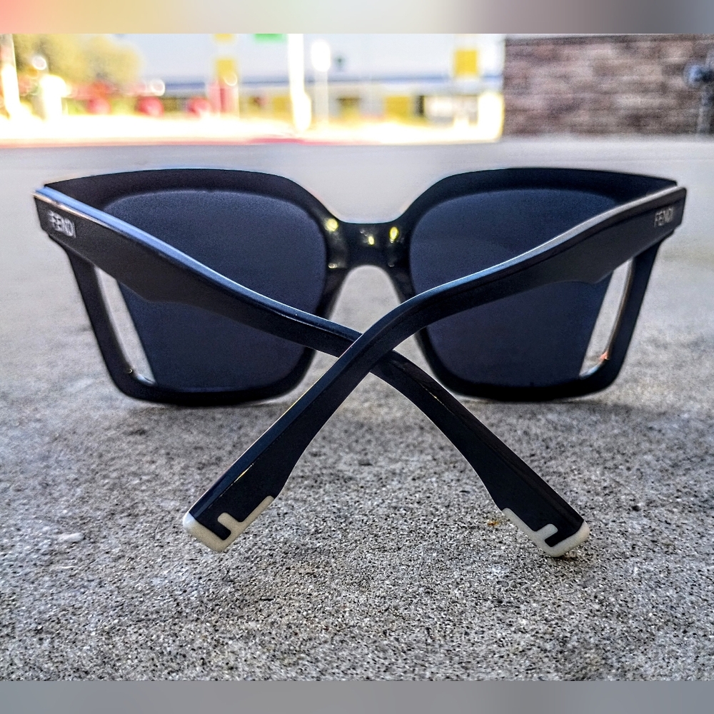 Fendi FE40085I Oversized Square Sunglasses - Black/Dark Gray